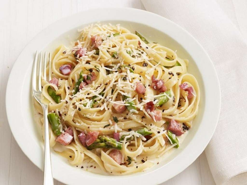 Spaghetti con asparagi e pancetta