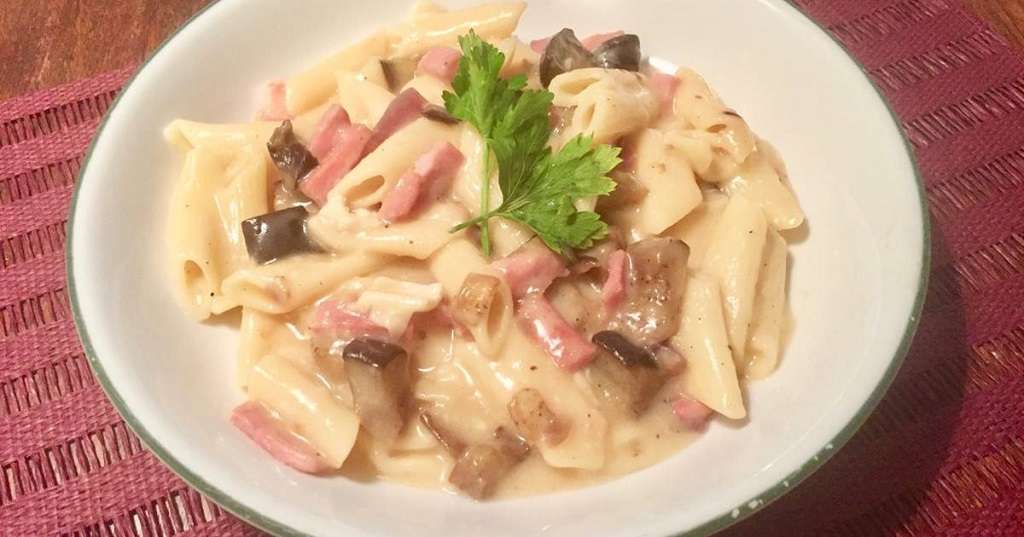 Penne con prosciutto e melanzane